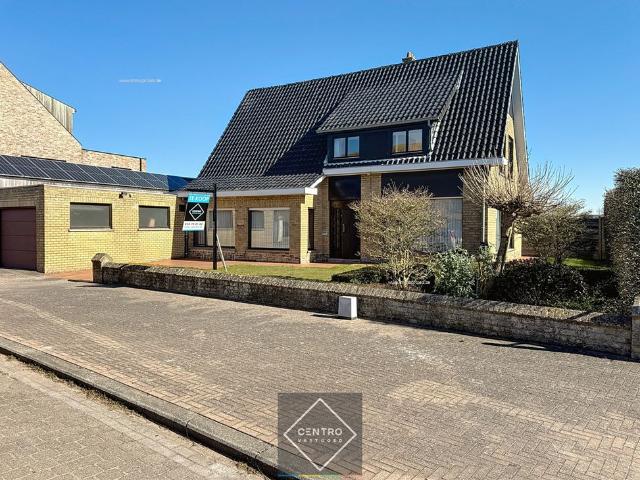 Ruime VILLA met PRAKTIJKruimte op GOEIE ligging te Zuienkerke!