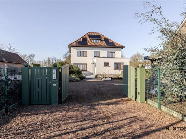 Ruime villa op mooi perceel!