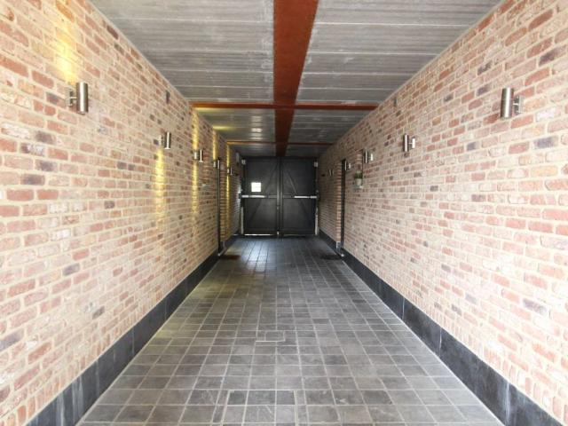 RUIME WONING DEEL VAN KOPPELWONING MET PRIVE TERRAS EN GARAGE