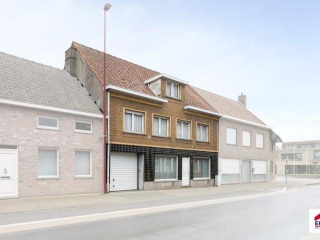 Ruime woning met bijgebouwen op 668 m²