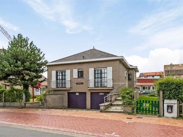 Ruime woning met dubbele garage te koop in Wenduine!