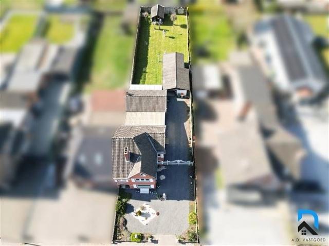 Ruime woning met grote tuin en dubbele garage
