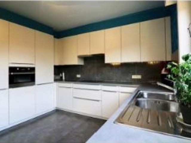 Ruime woning met handelszaak dienstig als warme bakker