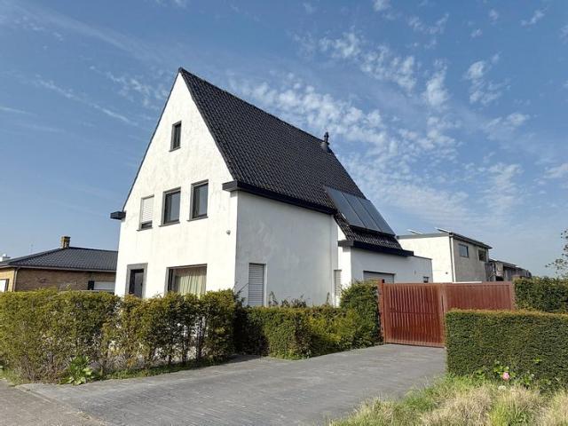 RUIME WONING met LOODS en WERKPLAATS
