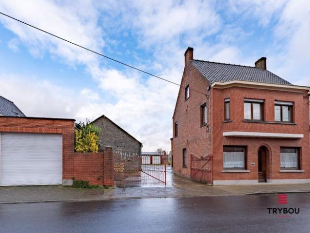 Ruime woning met loods en 4 garages – tal van mogelijkheden