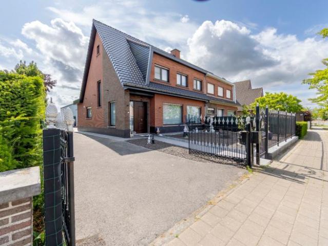 Ruime woning met loods in Izegem