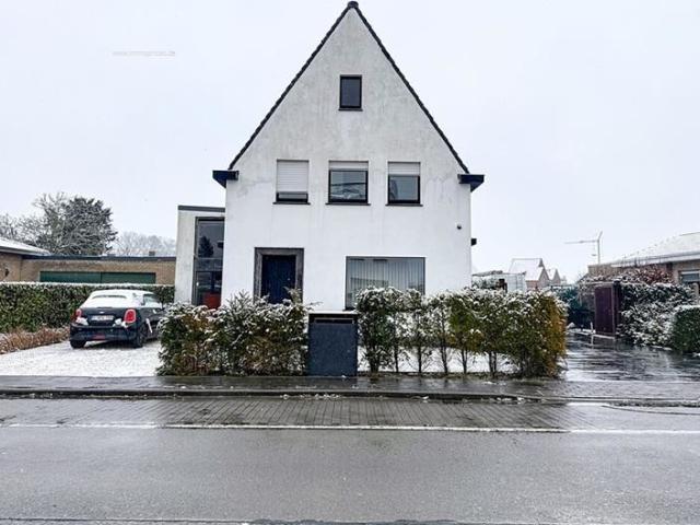 Ruime woning met loods te Damme