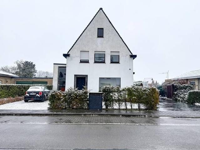 Ruime woning met loods te Damme