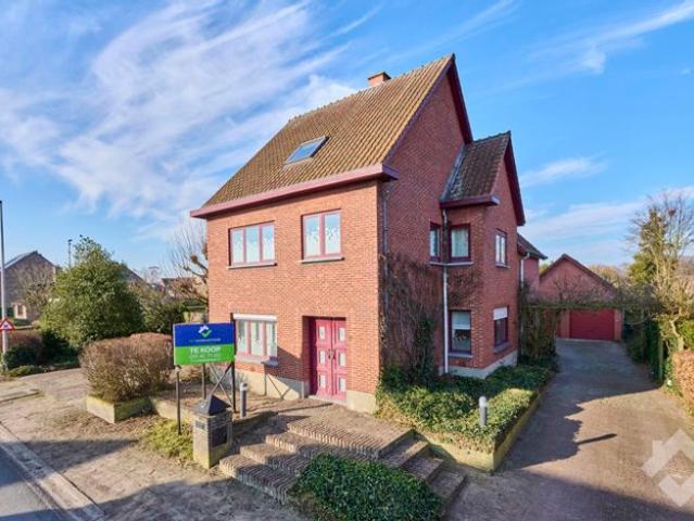 Ruime woning met praktijkruimte op een perceel van 955 m²!