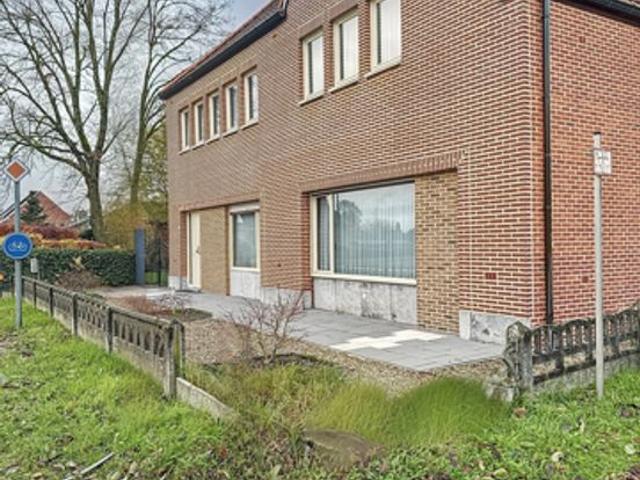 Ruime kangoeroe woning met praktijkruimte en 2 garages