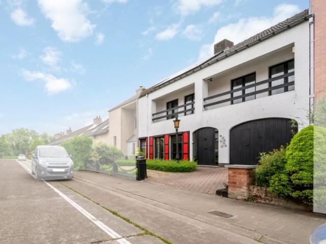 Ruime woning met tuin en bijgebouwen in rustig Sint Kruis