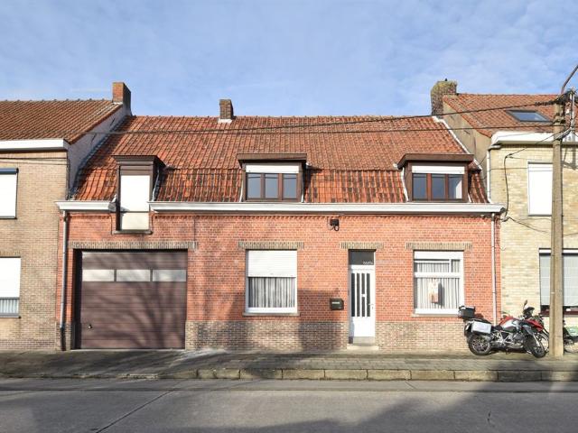 Ruime woning met 3 slaapkamers, garage en grote tuin op een perceel van 1033m²