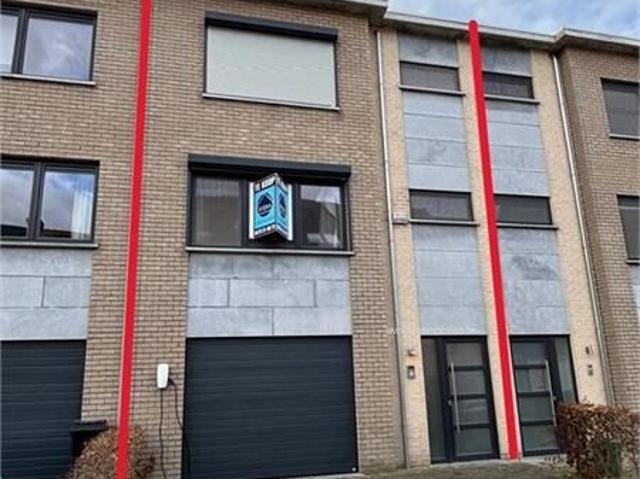 RUIME WONING MET 4 SLAAPKAMERS EN GARAGE