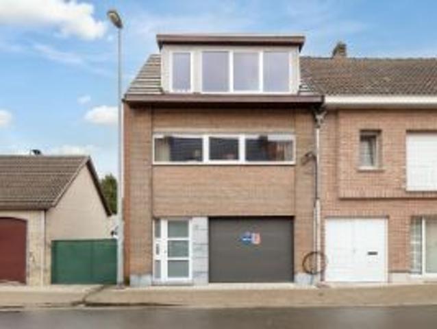Ruime woning met 4 slaapkamers en inpandige garage in centr…