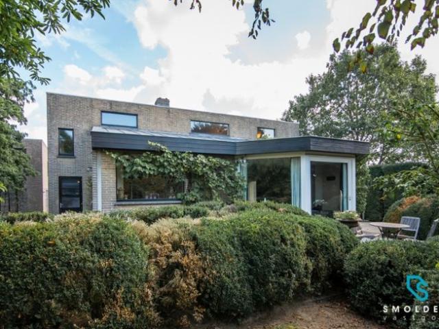 Ruime woning met 4 slaapkamers en twee bijgebouwen in Mar.