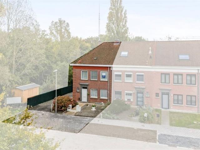 Ruime woning met 4 slaapkamers in vernieuwde doodlopende straat!