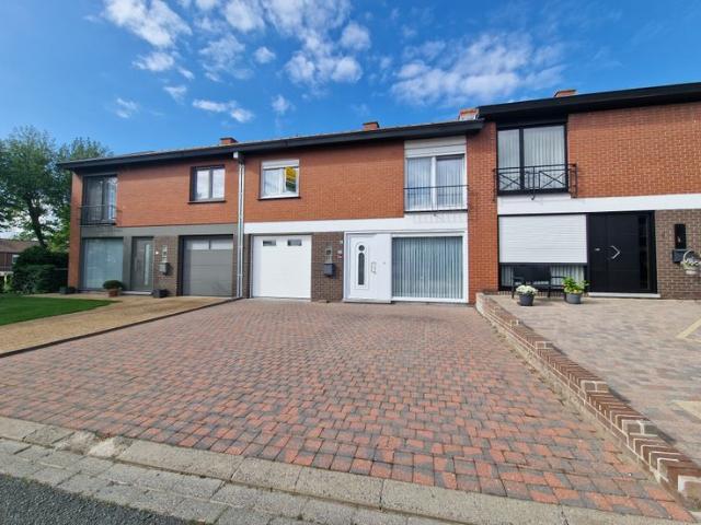 Ruime woning met 4 slpk in rustige woonwijk te Hooglede!