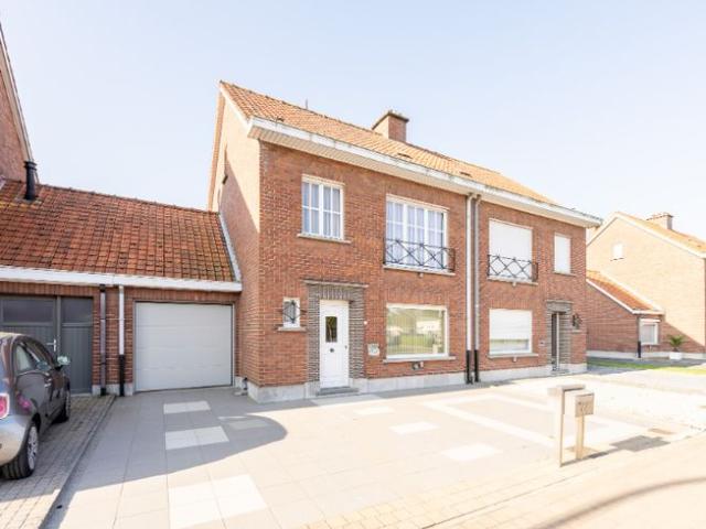 Ruime woning met 4 slpks, garage en uitweg achteraan