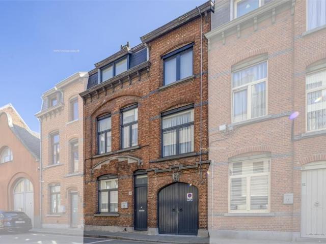 Ruime woning met 5 slpk, garage en zongerichte tuin te koop!