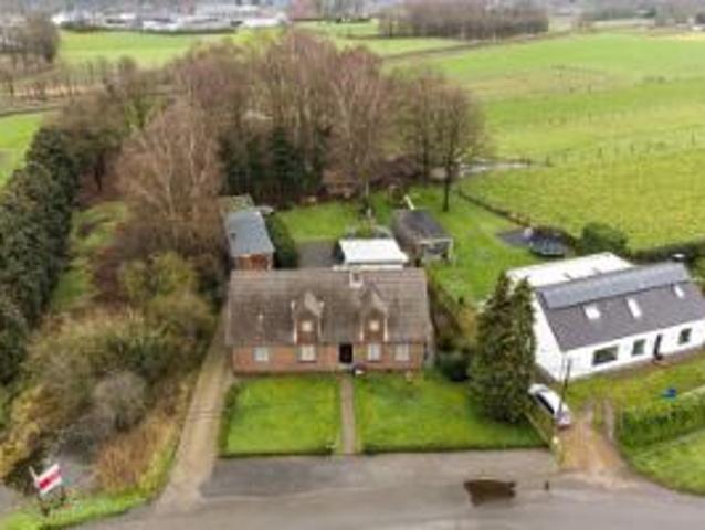 Ruime woning met 7 slpks, rustig en landelijk gelegen op 2