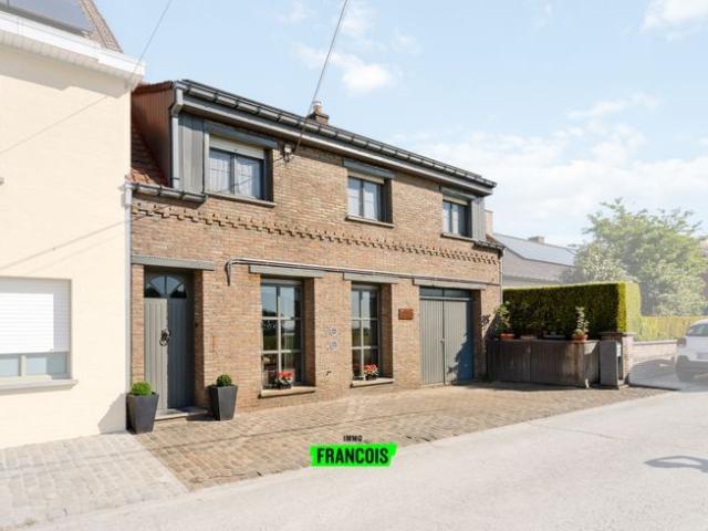 Ruime woning te koop met 5 slaapkamers en garage op landeli…