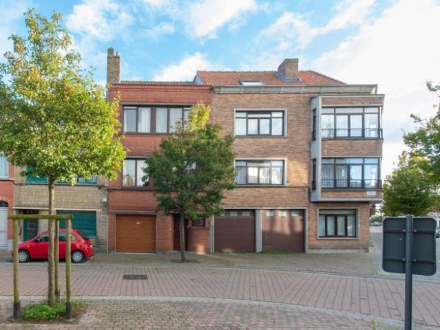 Ruime woning te koop met koer te Oostende