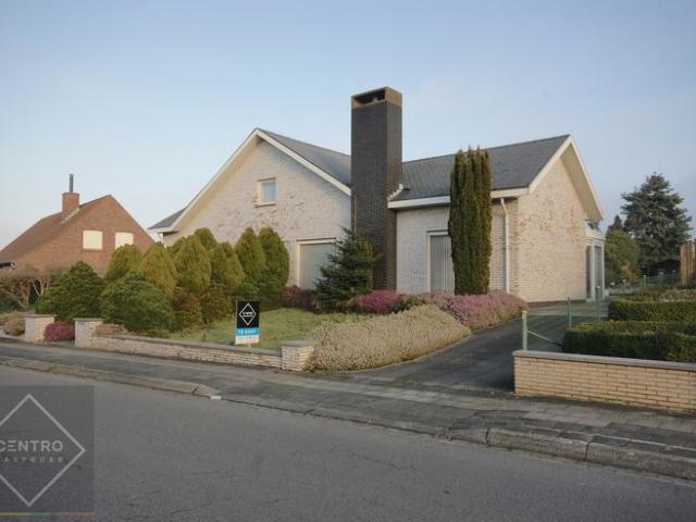 Ruime woning te Rumbeke met 4 slpks en 2 ruime garages!