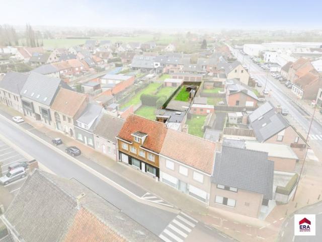 Ruime woonst en bijgebouwen op 668 m² niet renovatieplichtig