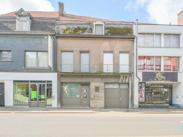 Ruime woonst met inpandige garage in centrum Izegem