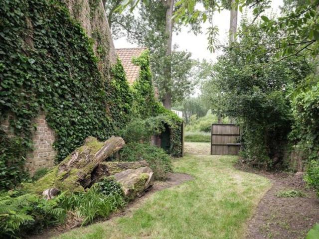 Ruime woonst met prachtig ZW tuin aan het water