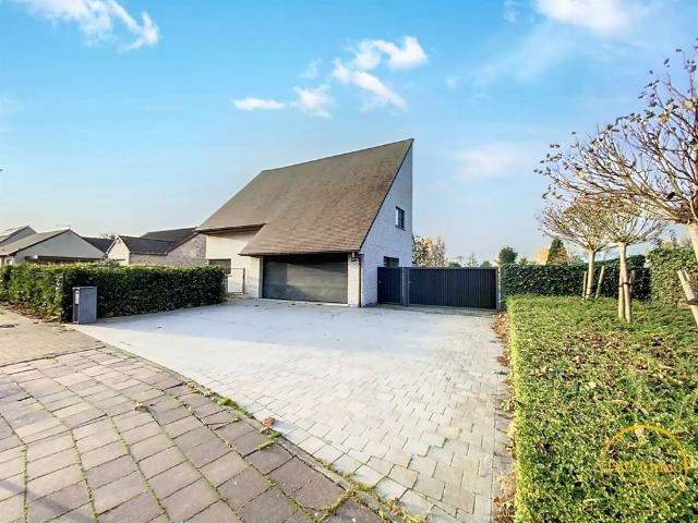 Ruime alleenstaande villa in Komen Waasten