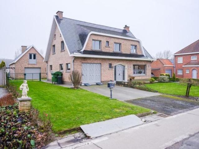 RUIME ALLEENSTAANDE WONING MET TUIN EN GARAGE