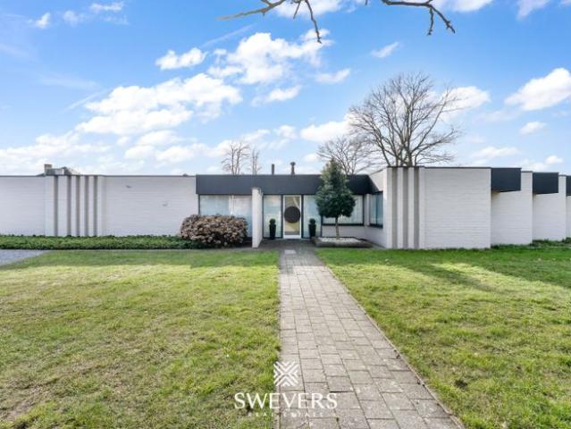 Ruime architectenwoning op 28a 07ca in Heppen
