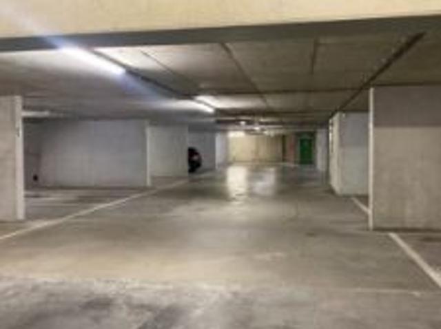 Ruime autostaanplaats in recente ondergrondse garage te koop
