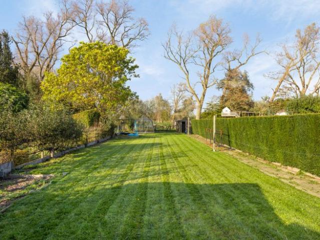 RUIME BUNGALOW MET 6 SLPKS, GARAGE & DIEPE TUIN