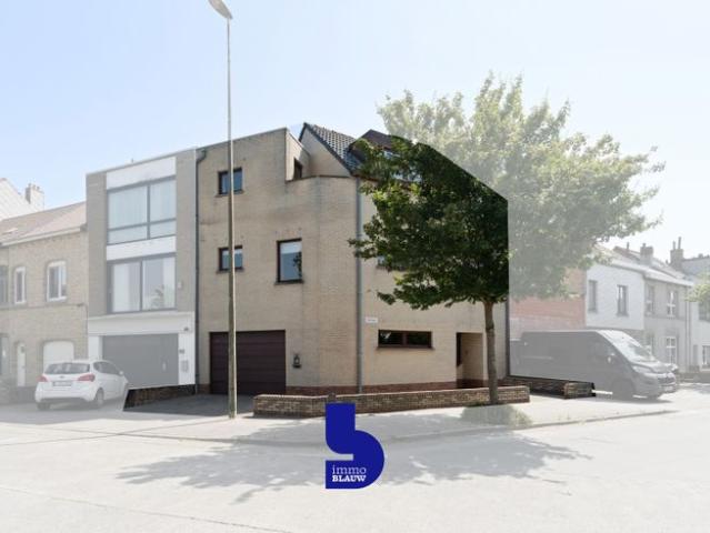 Ruime en uitstekend gelegen woning met garage/werkruimte.