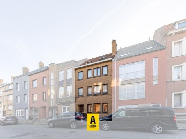 Ruime en zonnige op te frissen rijwoning!
