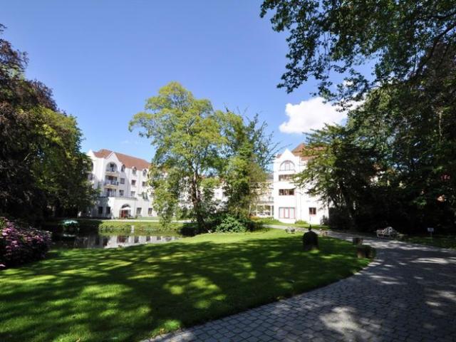 Ruime en instapklare assistentiewoning met frontaal tuinzic