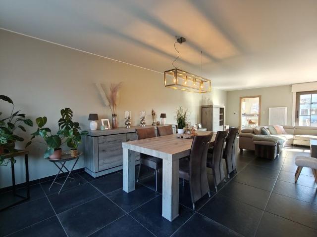 Ruime en instapklare halfopen bebouwing met tuin en garage