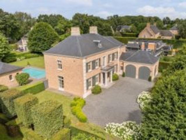 Ruime en lichtrijke villa met buitenzwembad in een groene om