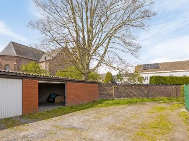 Ruime garage bij de kerk van St. Jozef De Geite