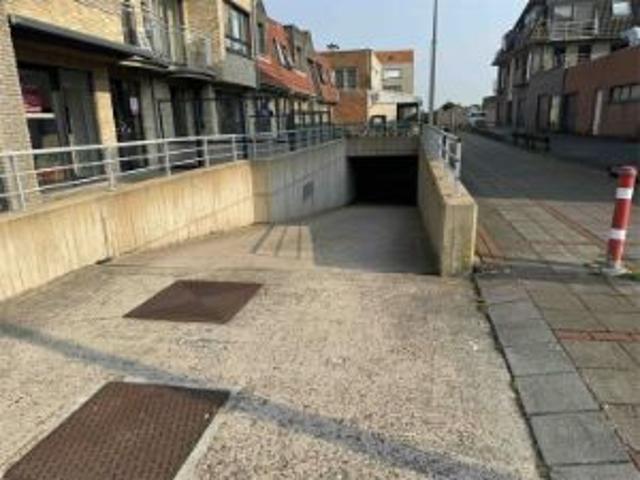 RUIME GARAGEBOX AAN HET STRAND