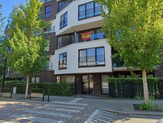 Ruime gemeubileerde studio met parkeerplaats en kelder