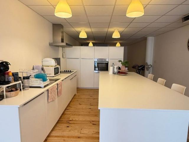 Ruime gerenoveerde gelijkvloerse studio 85 m²