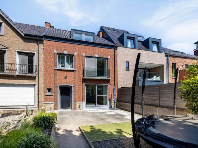 Ruime gerenoveerde stadswoning te koop
