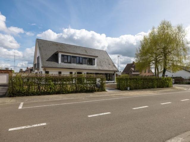 Ruime, gerenoveerde woning met 4 slaapkamers met grote ga.