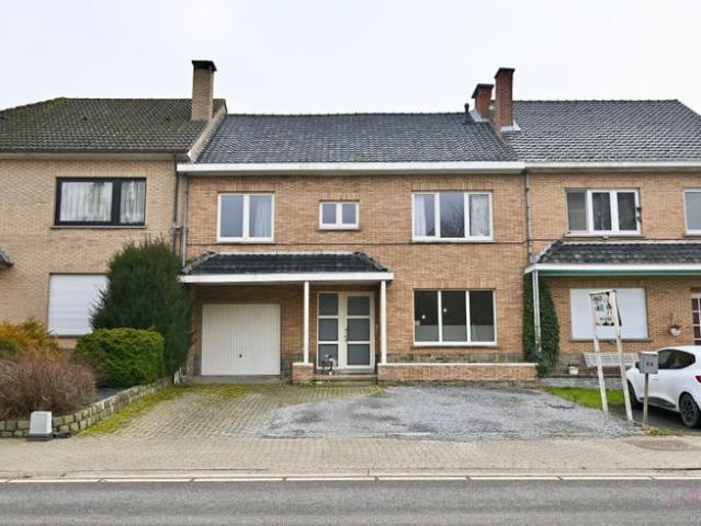 Ruime gesloten bebouwing met inpandige garage en landelij.
