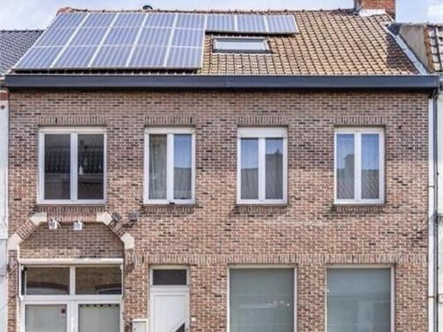 Ruime gezinswoning en/of kangoeroewoning met 2 wooneenheden en commerciële ruimte, 5 slpkmrs, 2 keukens, 2 bdkmrs, atelier, binn