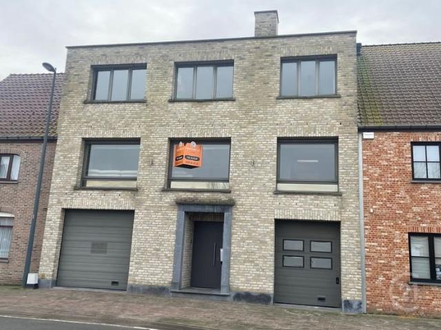 Ruime Gezinswoning met dubbele garage in Moere