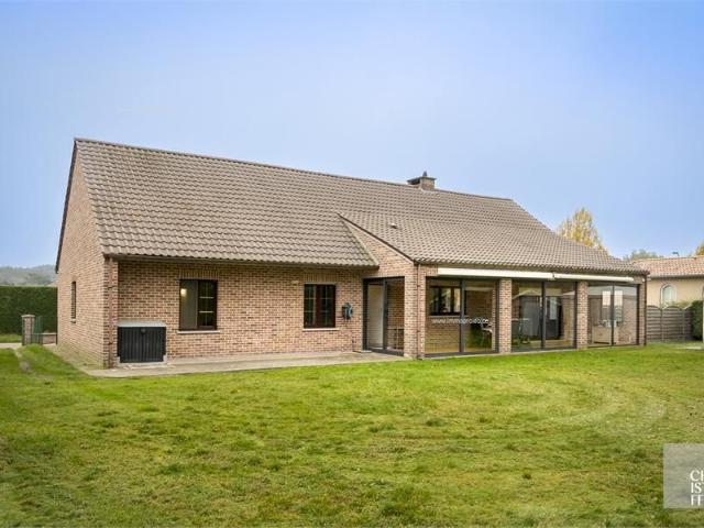 Ruime gezinswoning mét enorm potentieel, op een perceel van 1190m2 en nabij Genk centrum!